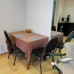 Backpackers Gelijkvloers-Studio-Slaapkamer-Eetkamer-Keuken 1 Ruimte-Badkamer En-Suite