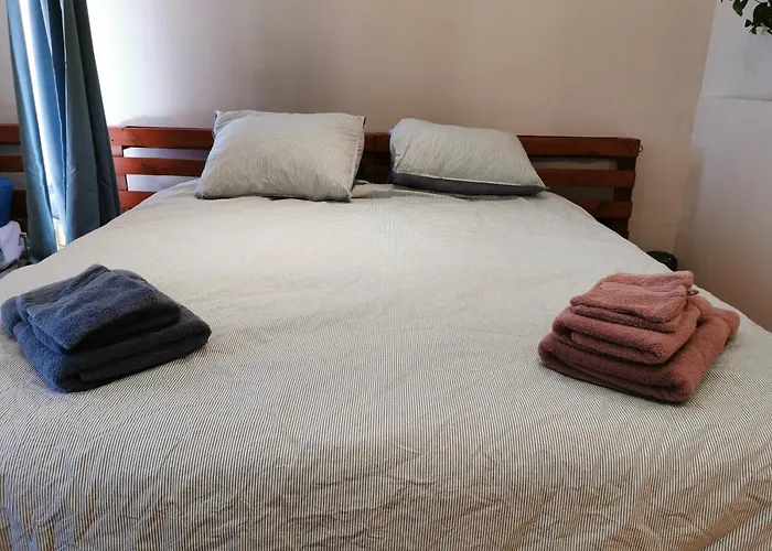 Backpackers Gelijkvloers-Studio-Slaapkamer-Eetkamer-Keuken 1 Ruimte-Badkamer En-Suite
