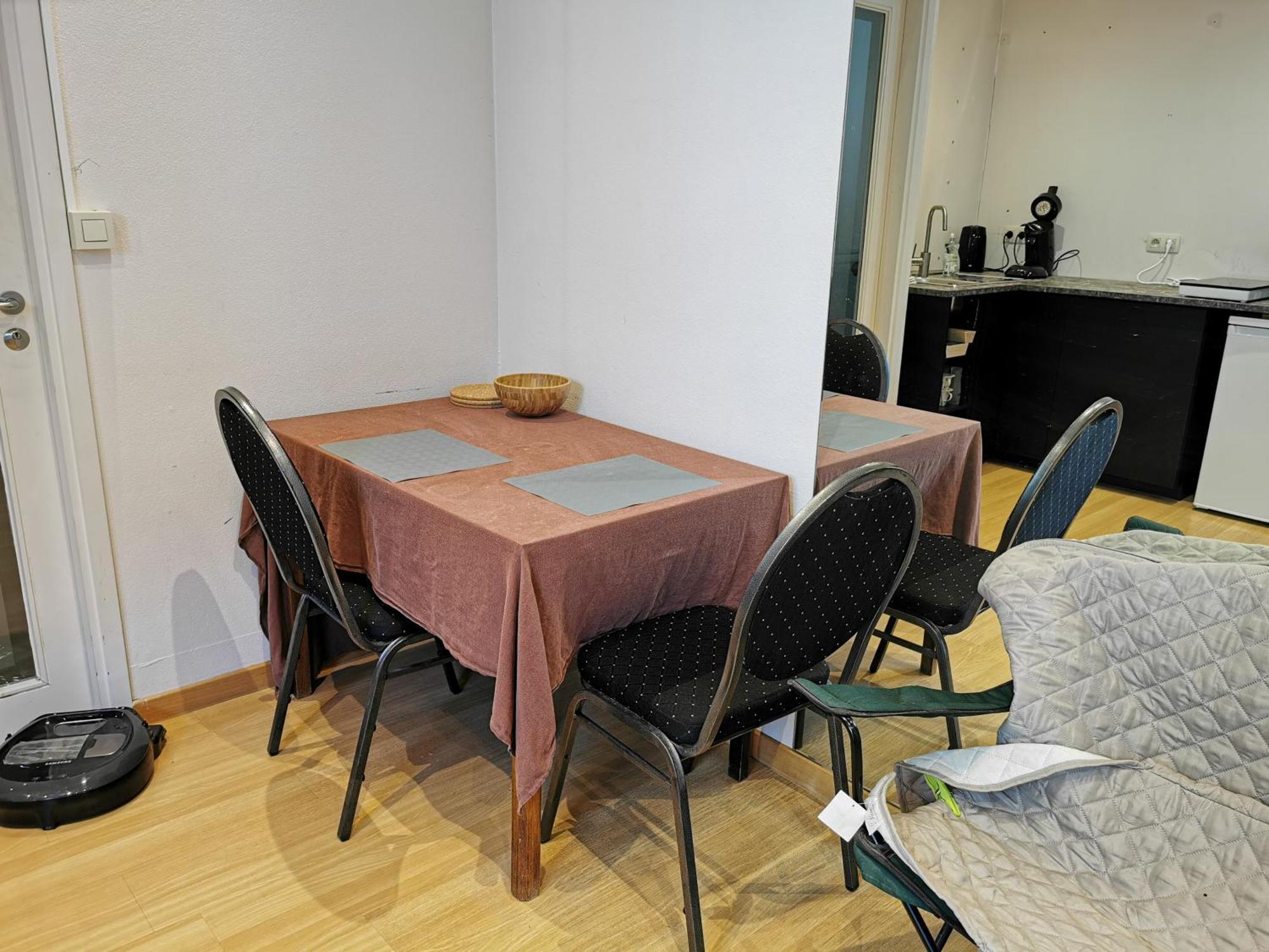 Backpackers Gelijkvloers-studio-slaapkamer-eetkamer-keuken 1 Ruimte-badkamer En-suite