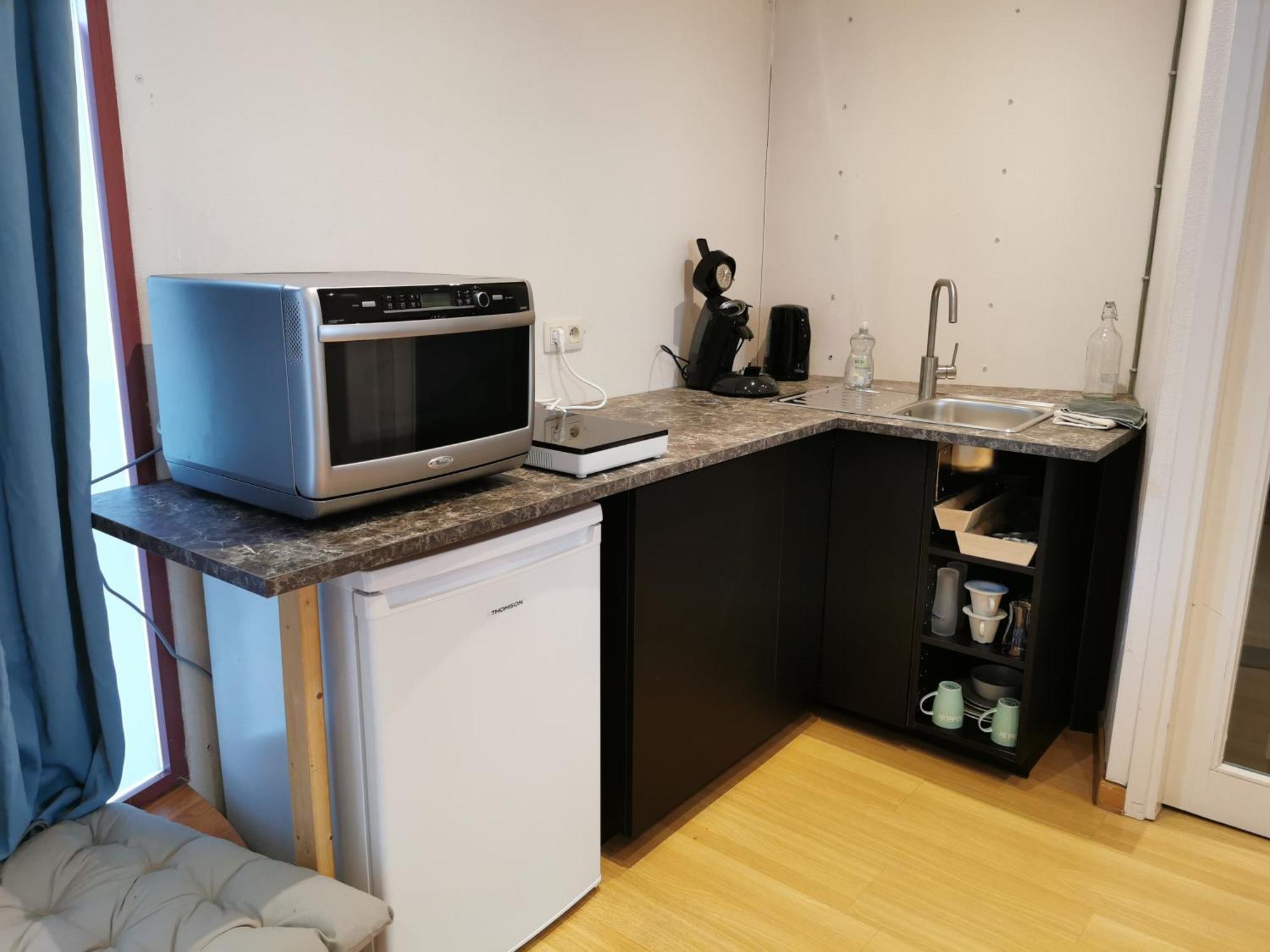 Appartement Backpackers Gelijkvloers-studio-slaapkamer-eetkamer-keuken 1 Ruimte-badkamer En-suite *