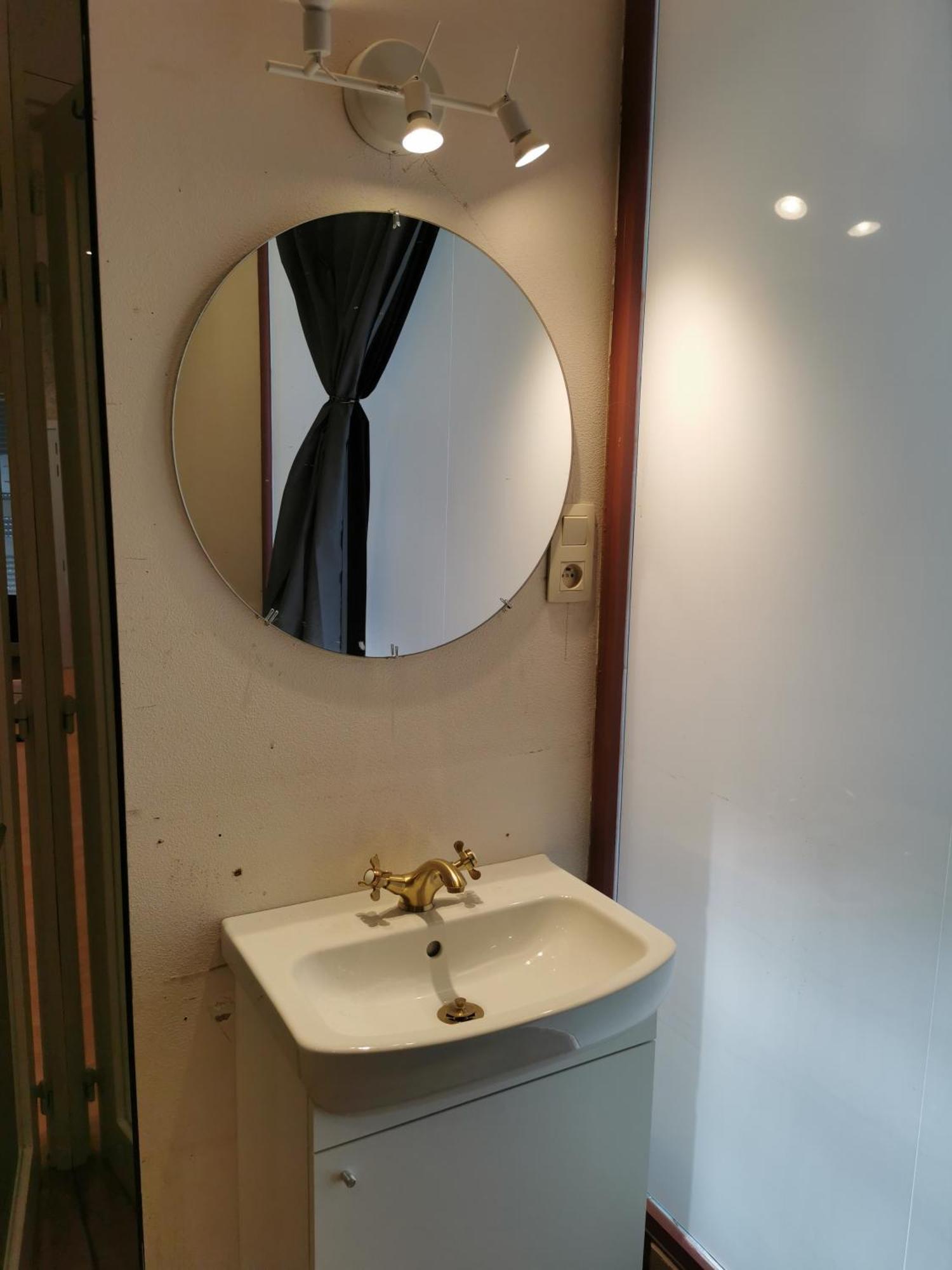 Backpackers Gelijkvloers-studio-slaapkamer-eetkamer-keuken 1 Ruimte-badkamer En-suite *