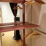 Backpackers Gelijkvloers-Studio-Slaapkamer-Eetkamer-Keuken 1 Ruimte-Badkamer En-Suite