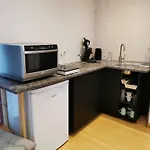 Backpackers Gelijkvloers-Studio-Slaapkamer-Eetkamer-Keuken 1 Ruimte-Badkamer En-Suite